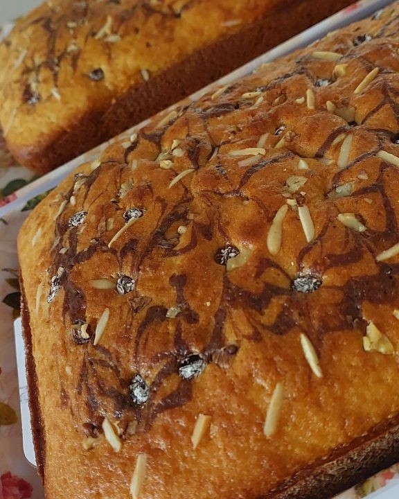 عکس کیک کشمش و خلال بادوم 