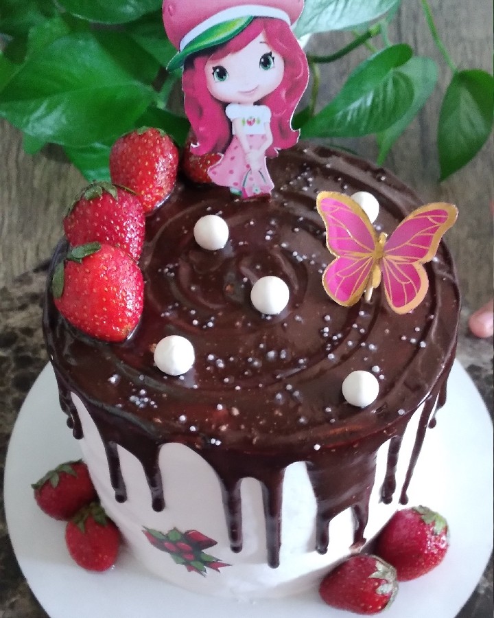 روز دختر مبارک
کیک دخترونه سفارشی
با فیلینگ موز و شکلات چیپسی