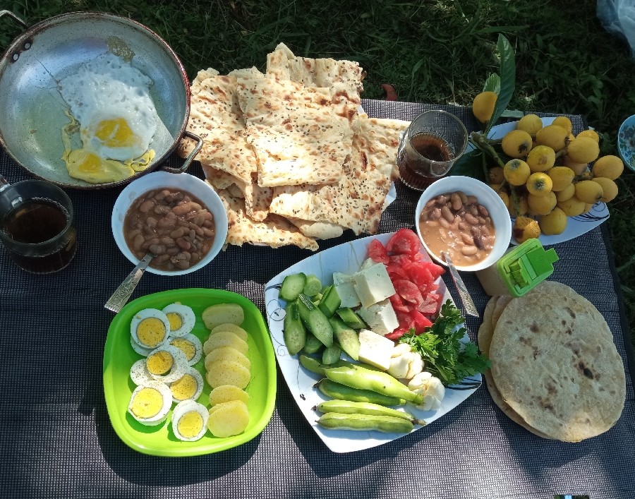 میز صبحونه ی باغ