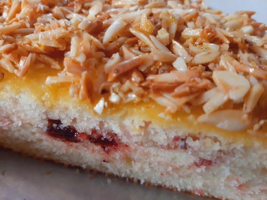 کیک ملکه بادام با مارمالاد شاتوت