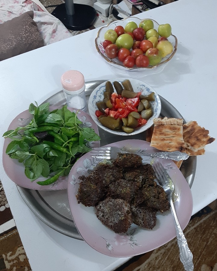 عکس شام خوشمزه ماکوکووارنگوسبزی محلی شمال