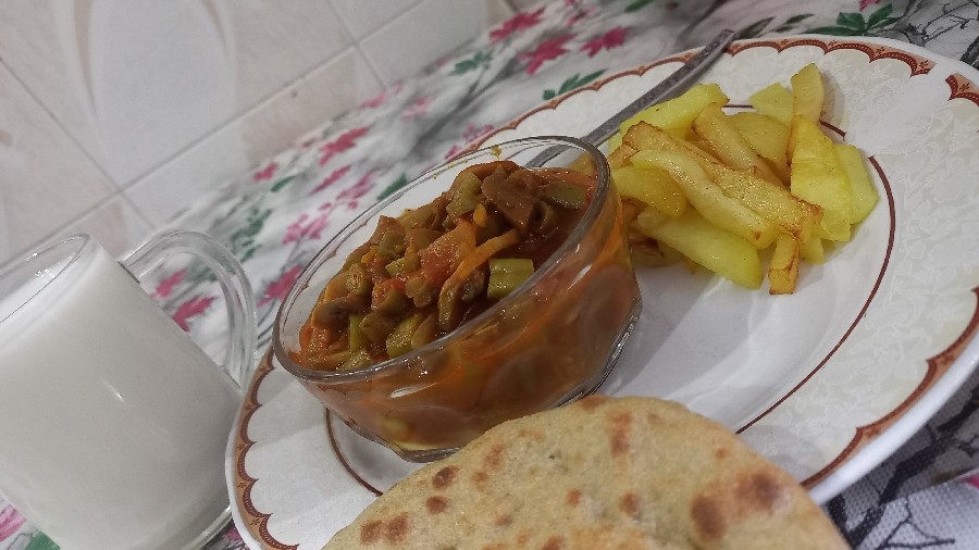 عکس خوراک لوبیا سبز وقارچ (بدون گوشت)