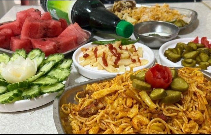 عکس یه غذای ساده در محل کار