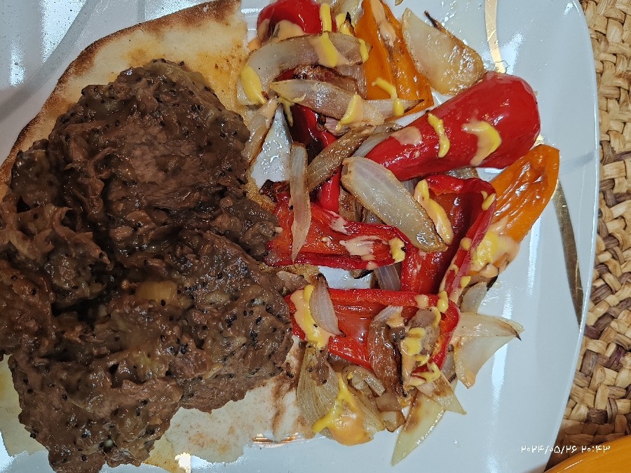 غذای مورد علاقم... خوراک گوشت که باکیوی پخته شده ودرکنارسبزیجات سرو میشه