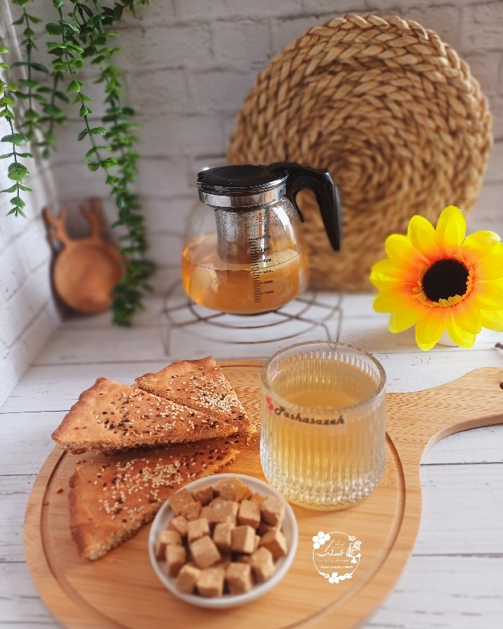 عکس دمنوش به، سیب، دارچین و زعفران