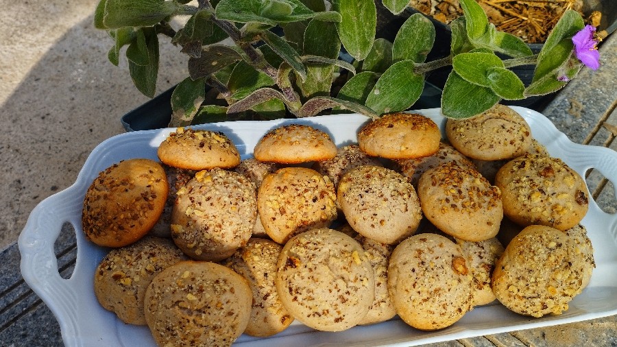 عکس کلوچه کنجدی با طعم شاه توت