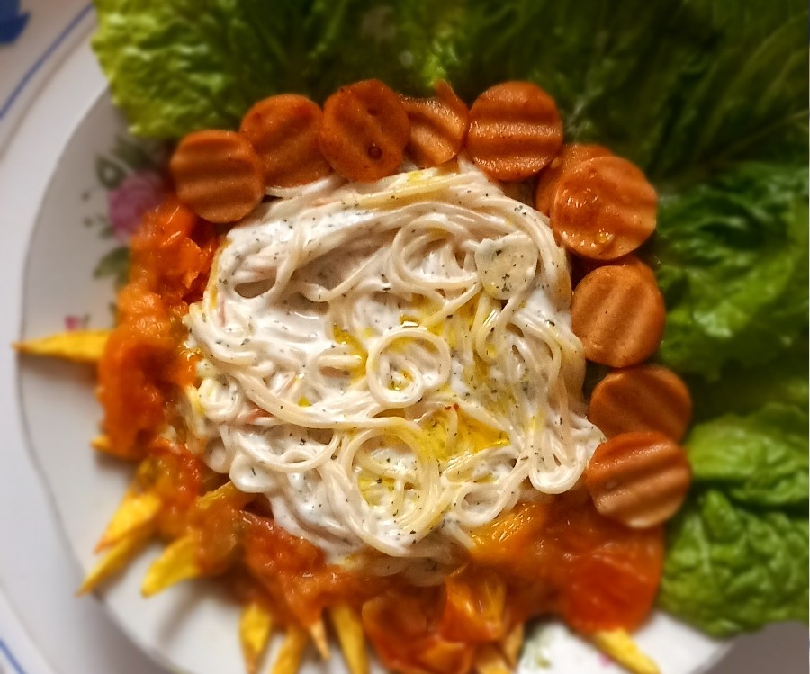عکس یه ماکارونی و خوراک سوسیس