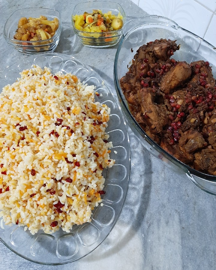 عکس شام‌ امشب هویج‌پلو با مرغ تفت داده با ربِ‌انار و دونه‌انار 
