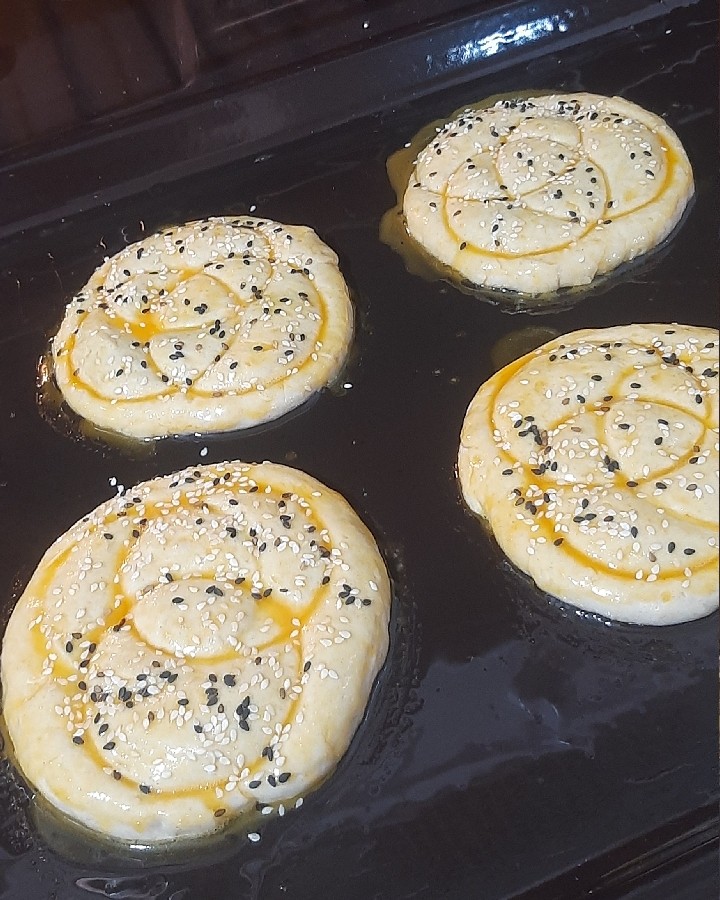 نان روغنی با رومالی زرده تخم مرغ