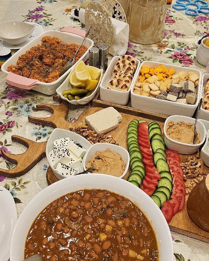 عکس صبحانه دورهمی در کنار دوستان 