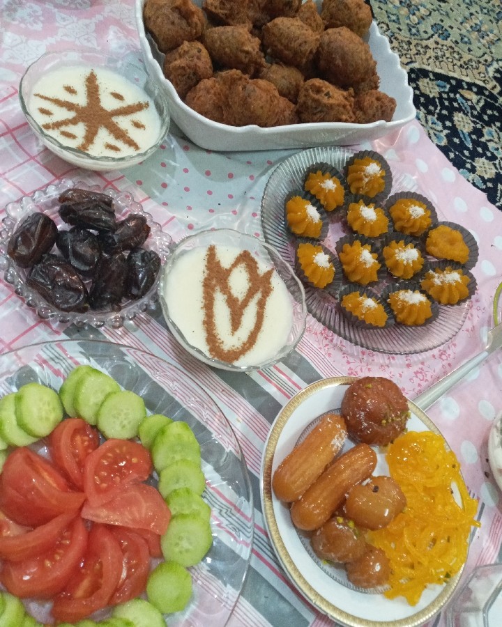 عکس هفتمین افطاری  .فرنی ، حلوا زعفرونی ،پکوره هندی