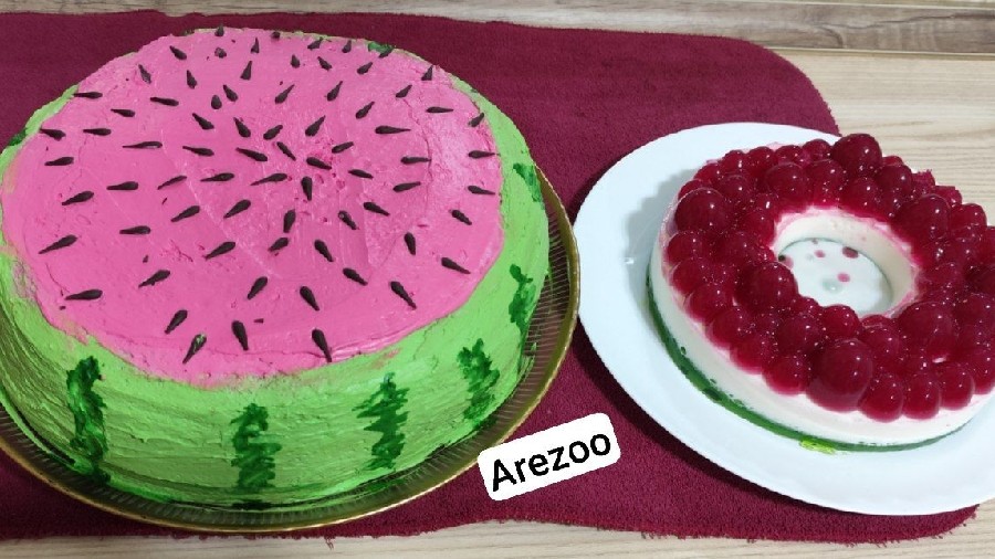 عکس کیک اسفنجی با فیلینگ موز و گردو و ژله