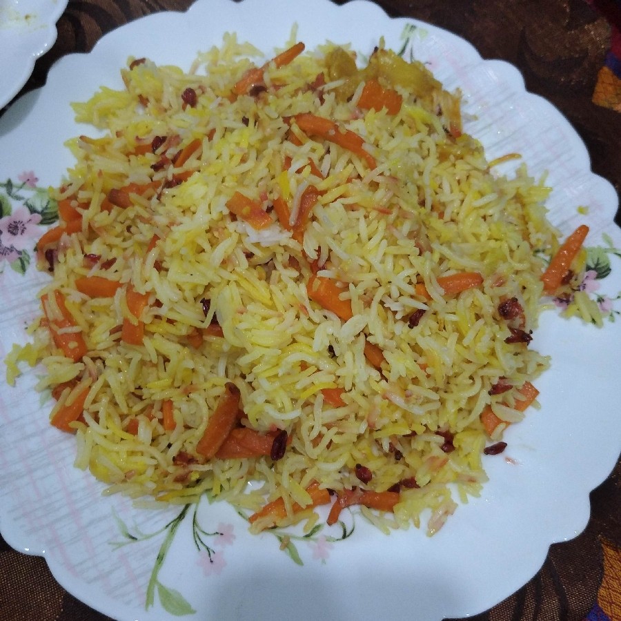 عکس هویج پلو با مرغ زعفرونی