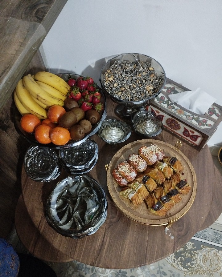 عکس میز پذیرایی برای مهمونای چند روز پیشم?
دیگه گفتم با این شروع کنم تا یخم باز شه?