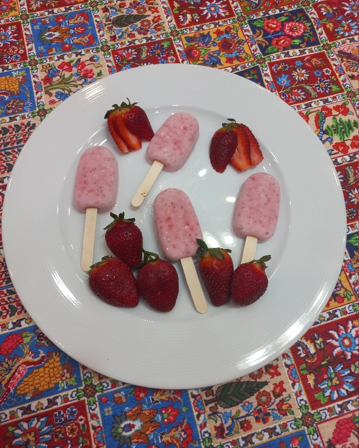 عکس بستنی توت فرنگی 