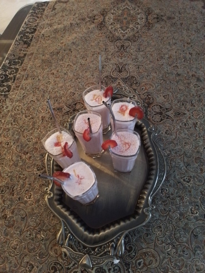 عکس میلک شیک توت فرنگی