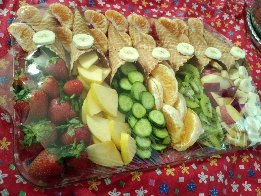 عکس میوه ارایی و کیک پزی برای مدرسه دخترم