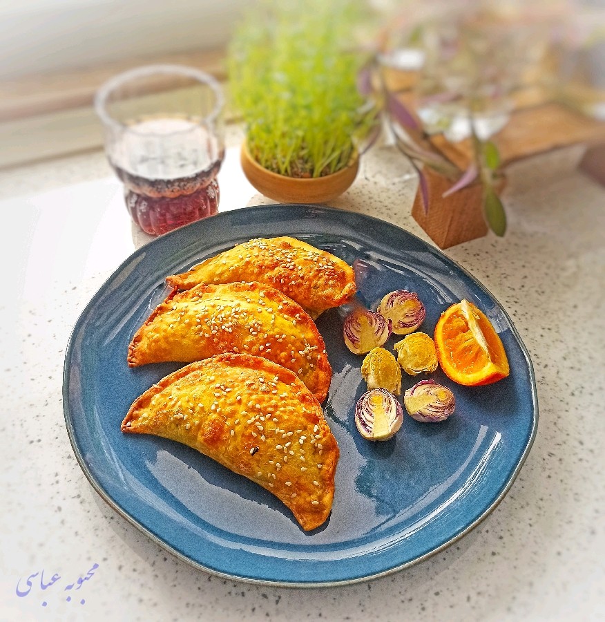 عکس پیراشکی اسفناج با پنیر و گردو