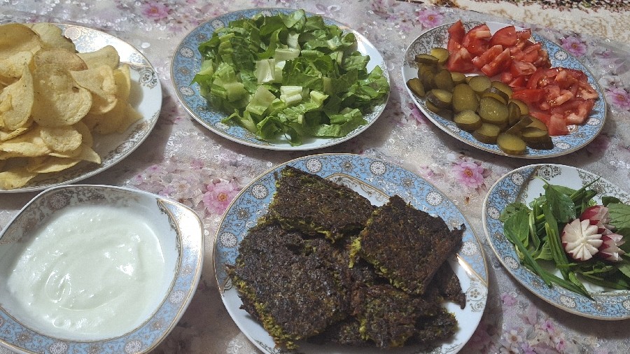 عکس کوکو سبزی با مخلفات 