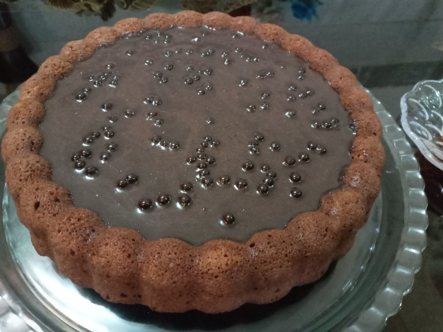 عکس کیک با سس شکلات و کاپ کیک های عصرونه 