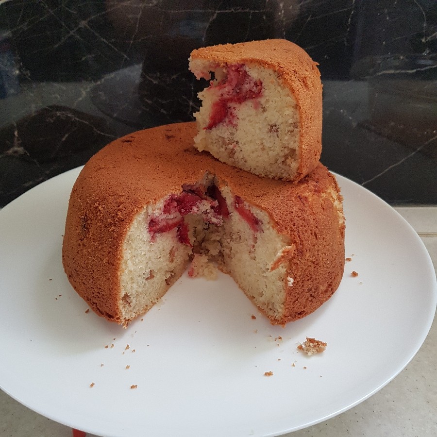 عکس کیک موز و توت فرنگی