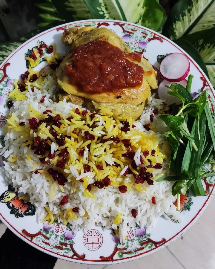 عکس زرشک‌ پلو با مرغ