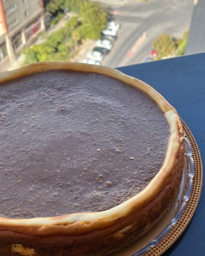 عکس چیز کیک پنیری با کرم لوتوس