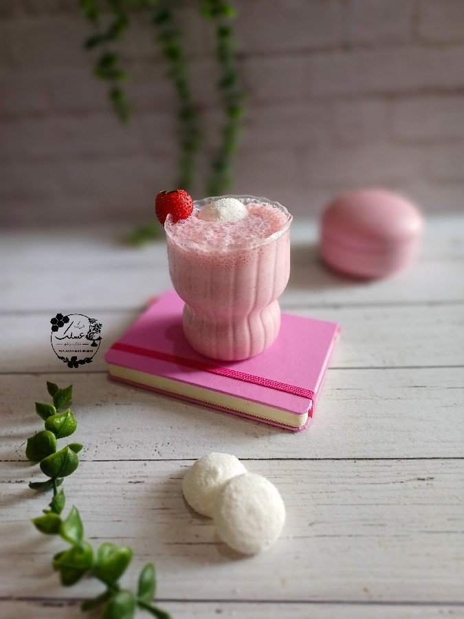 عکس میلک شیک توت فرنگی