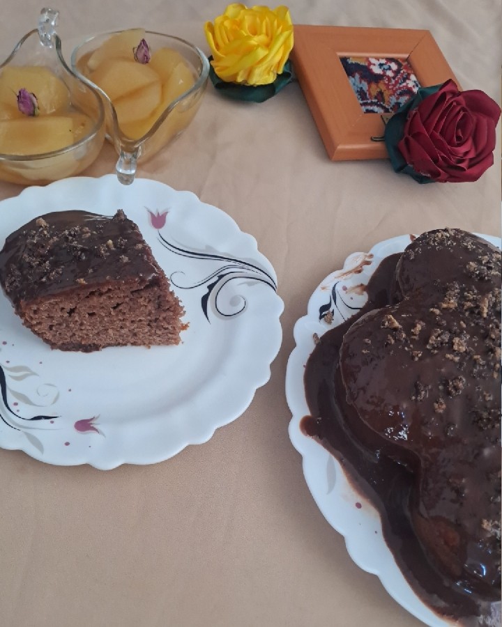 عکس کیک شکلاتی وکمپوت سیب