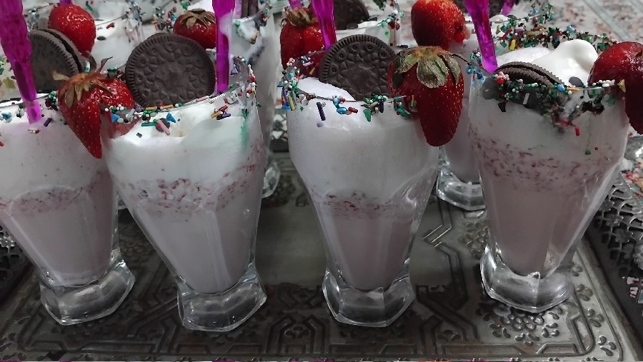 عکس مبلک شیک توت فرنگی و بستنی