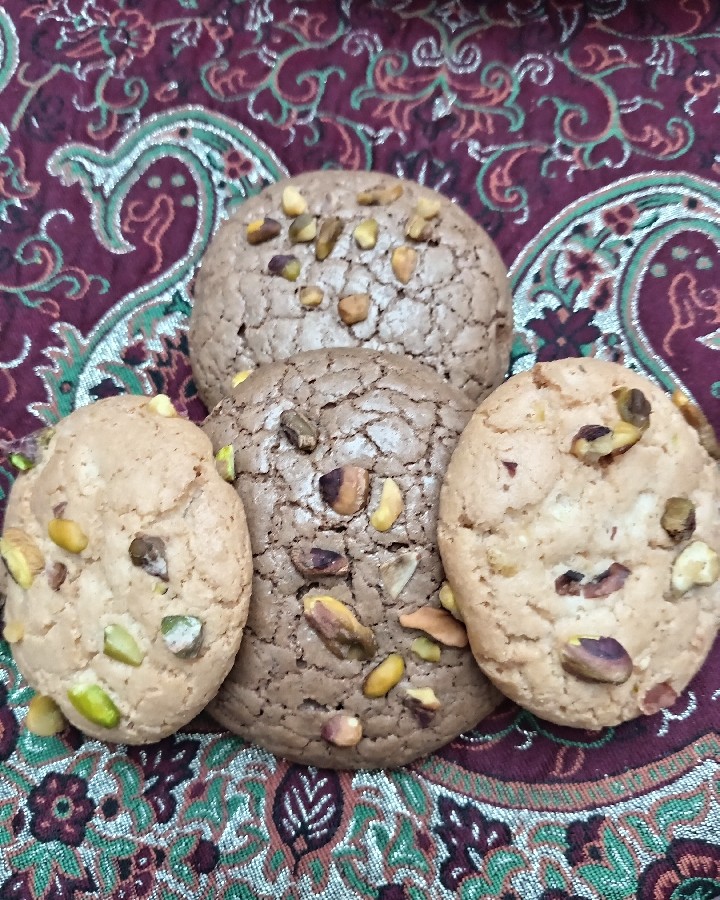عکس شیرینی قرابیه آبجیم و خودم.