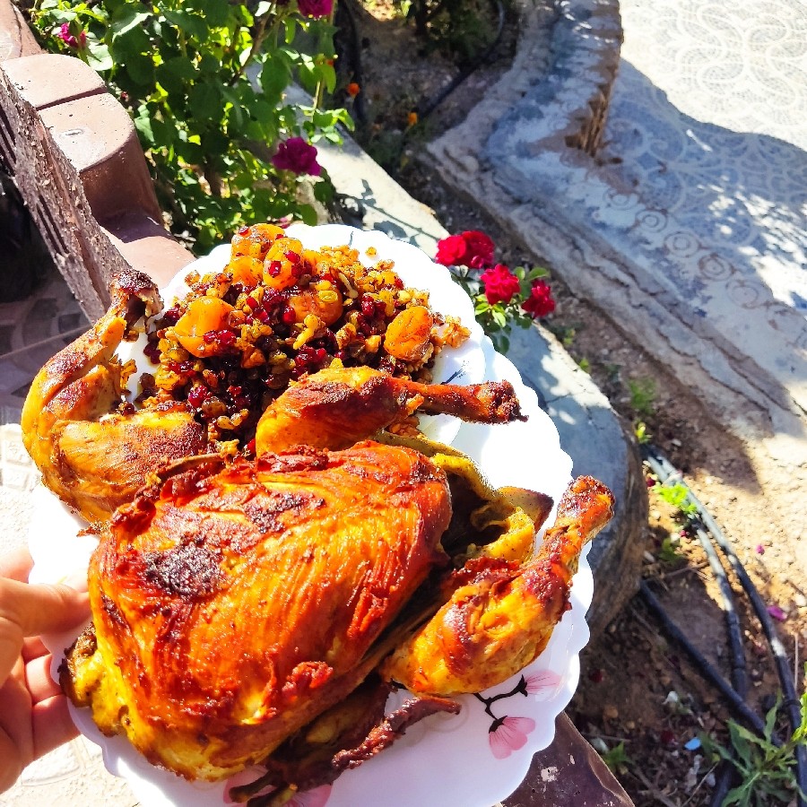 عکس سینی صبحانه و مرغ شکم پر