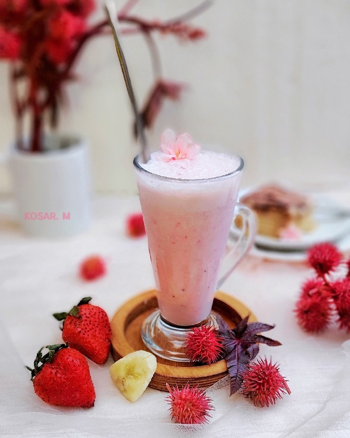 عکس اسموتی موز و توت فرنگی