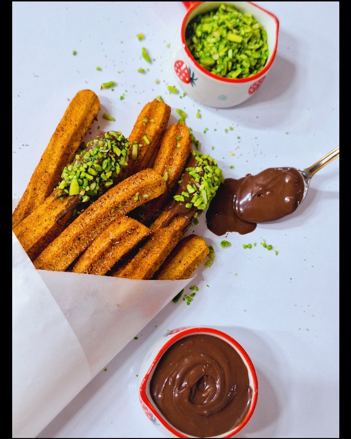 عکس چوروس با سس شکلاتی (شیرینی اسپانیایی)