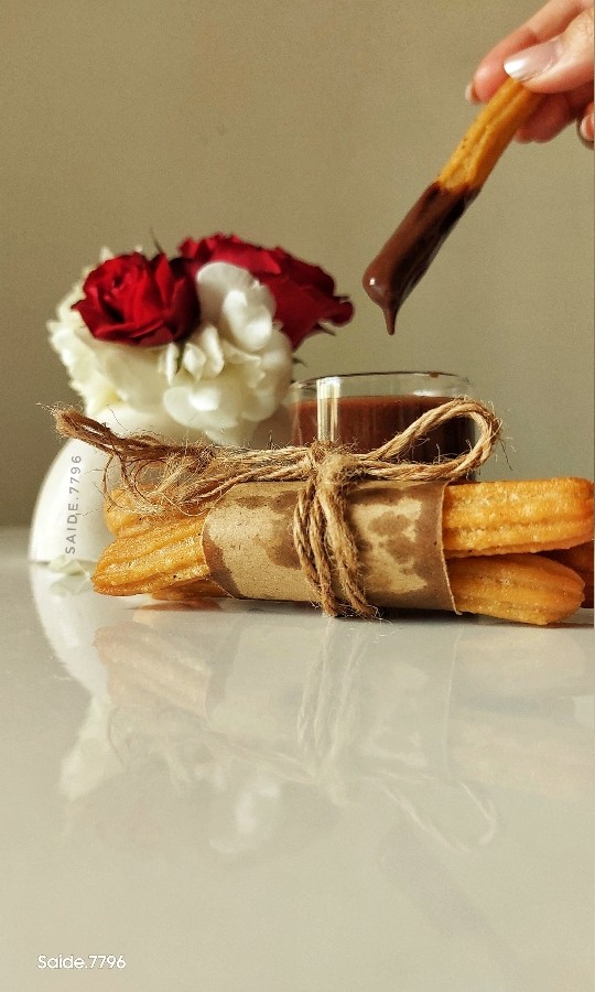 عکس چوروس با سس شکلاتی (شیرینی اسپانیایی)