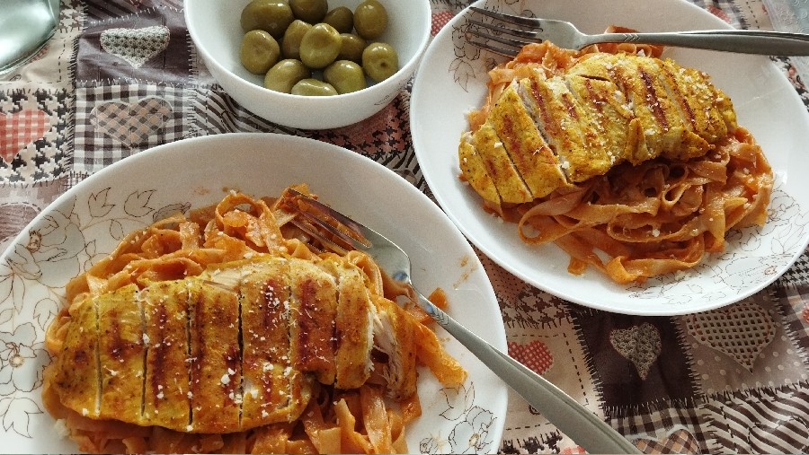 عکس پاستا گوجه با مرغ گریل 
