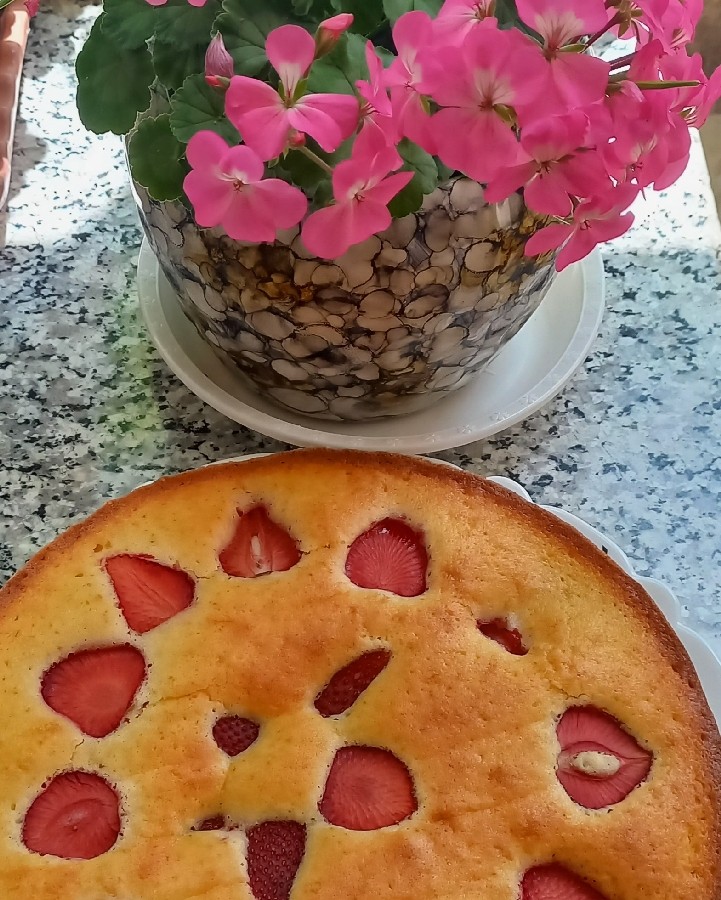 عکس کیک توت فرنگی برای روز گل پسرا 