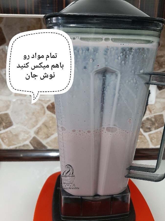 عکس شیک پسته و توت فرنگی 