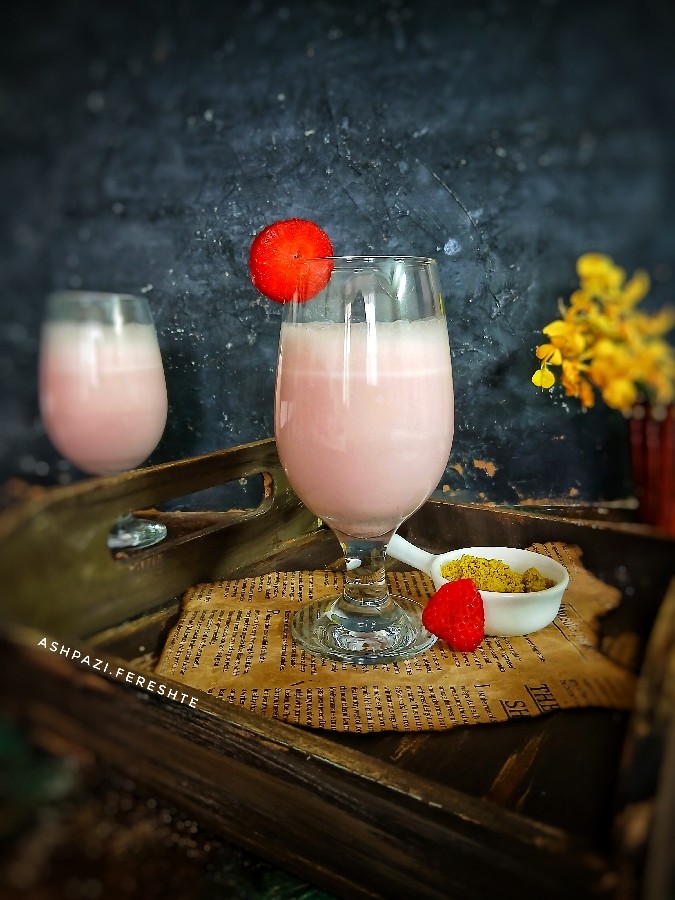 عکس شیک پسته و توت فرنگی 