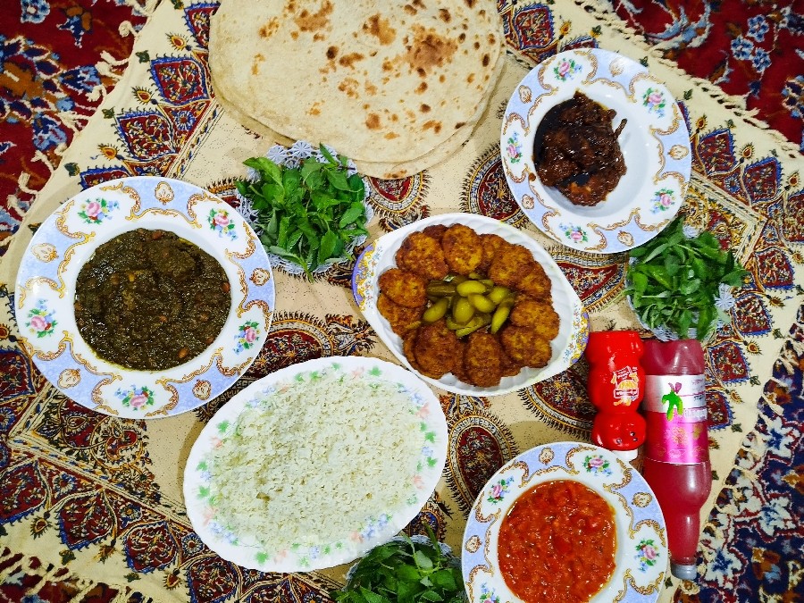 عکس وقتی خواهرا به سفره دورهمی ساده روترجیح میدن?❤