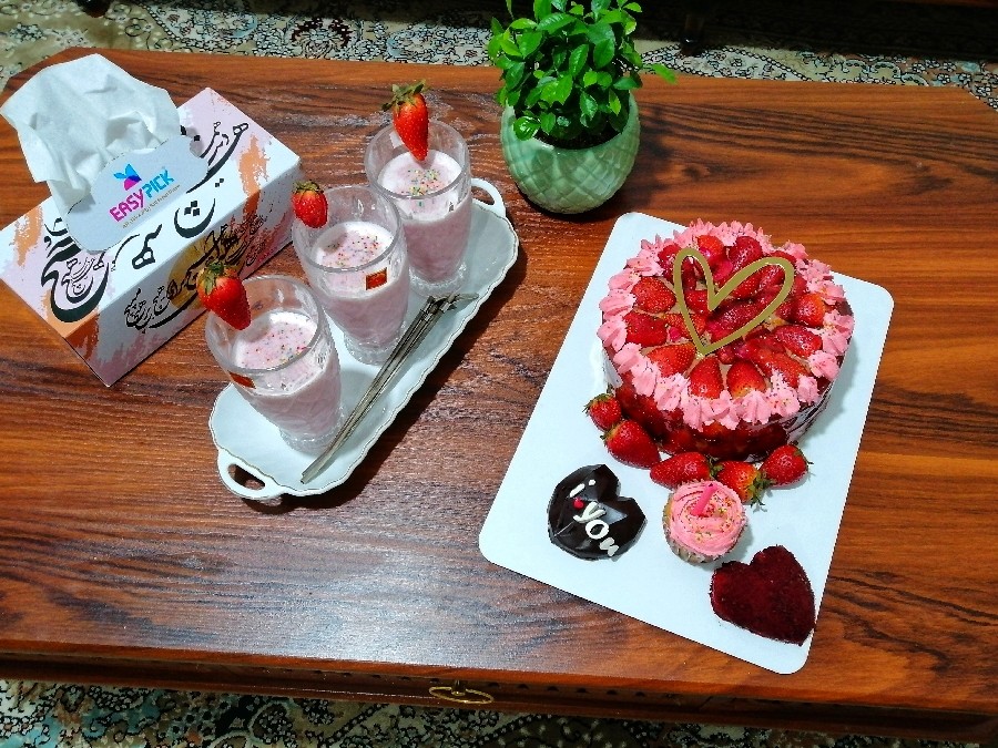 عکس کیک توت فرنگی
کیک شیشه ای