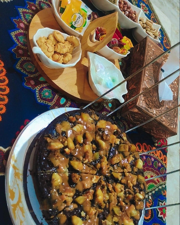 عکس کیک شکلاتی عصرونه همراه با سس کارامل