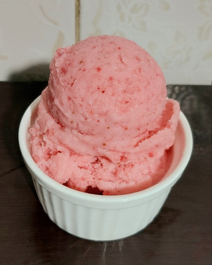 عکس بستنی توت فرنگی