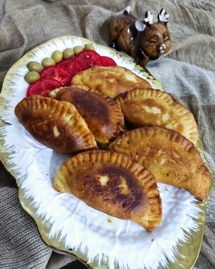 عکس پیراشکی مرغ و قارچ با خمیر فوری 
