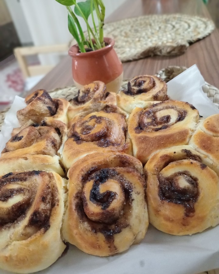 عکس رول دارچینی
نان دارچینی با چای تازه دم میچسبه
دوستان فالو یادتون نره ?