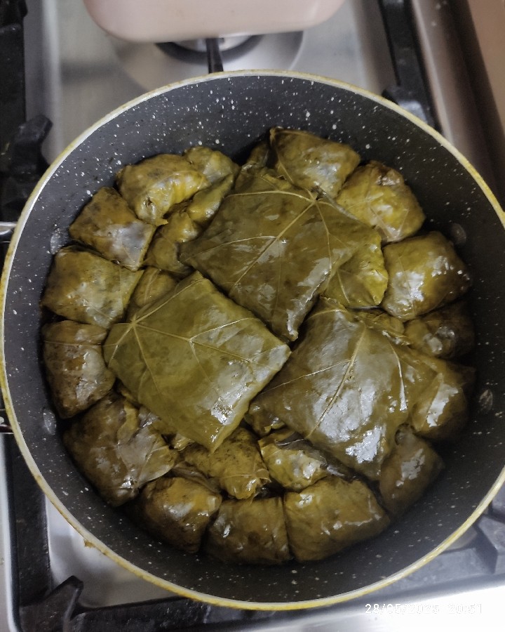 عکس دلمه برگ مو با سورپرایز 