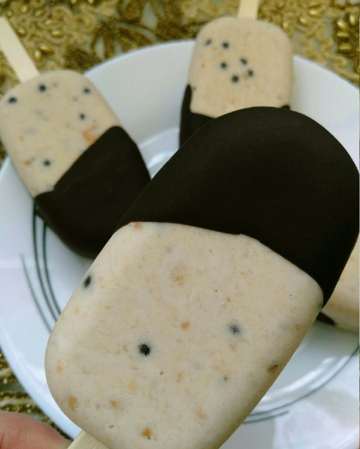عکس بستنی موز و بیسکویت