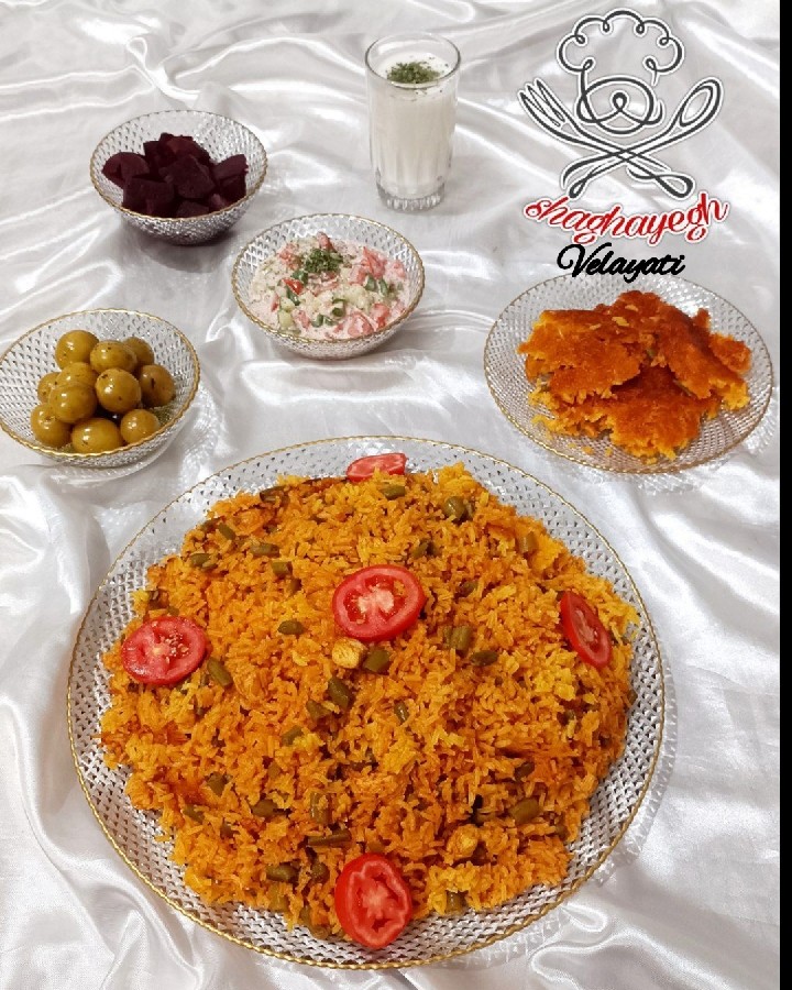 عکس لوبیا پلو با ترشی گوجه سبز و ترشی لبوی من
