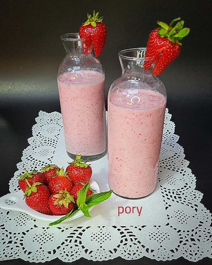 عکس میلک شیک توت فرنگی