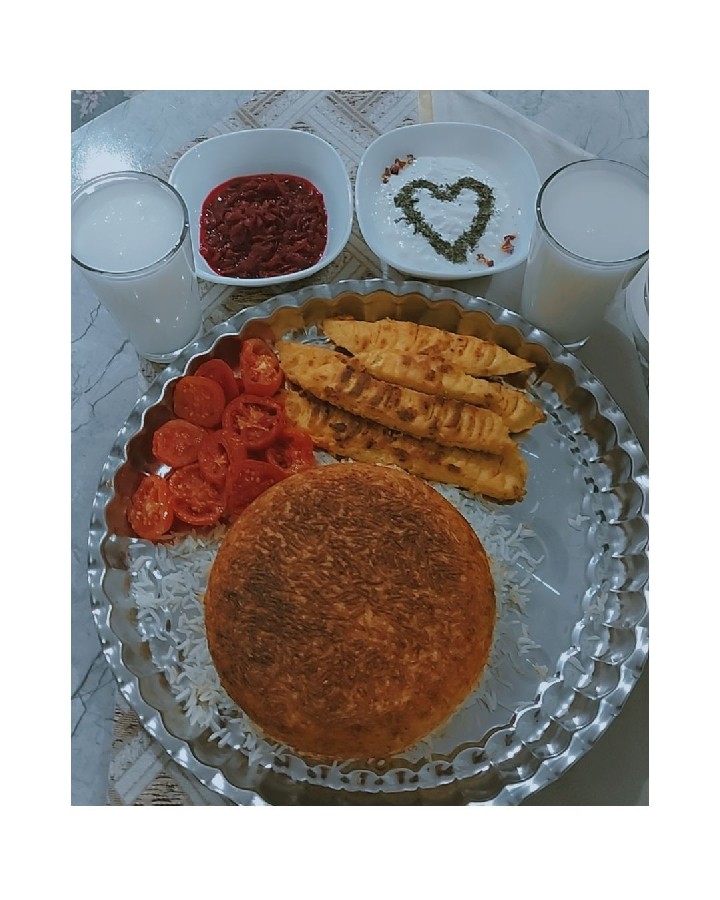 عکس جوجه کباب مرغ با ته چین زعفرانی ساده᯽